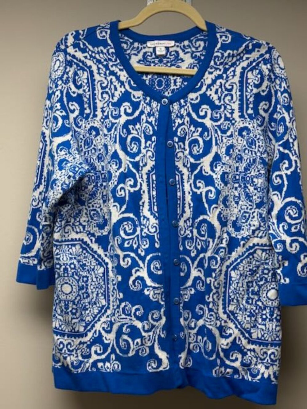 Gorgeous Women's 1X Isaac Mizrahi Live 3/4 sleeve blue/white cardigan sweater.